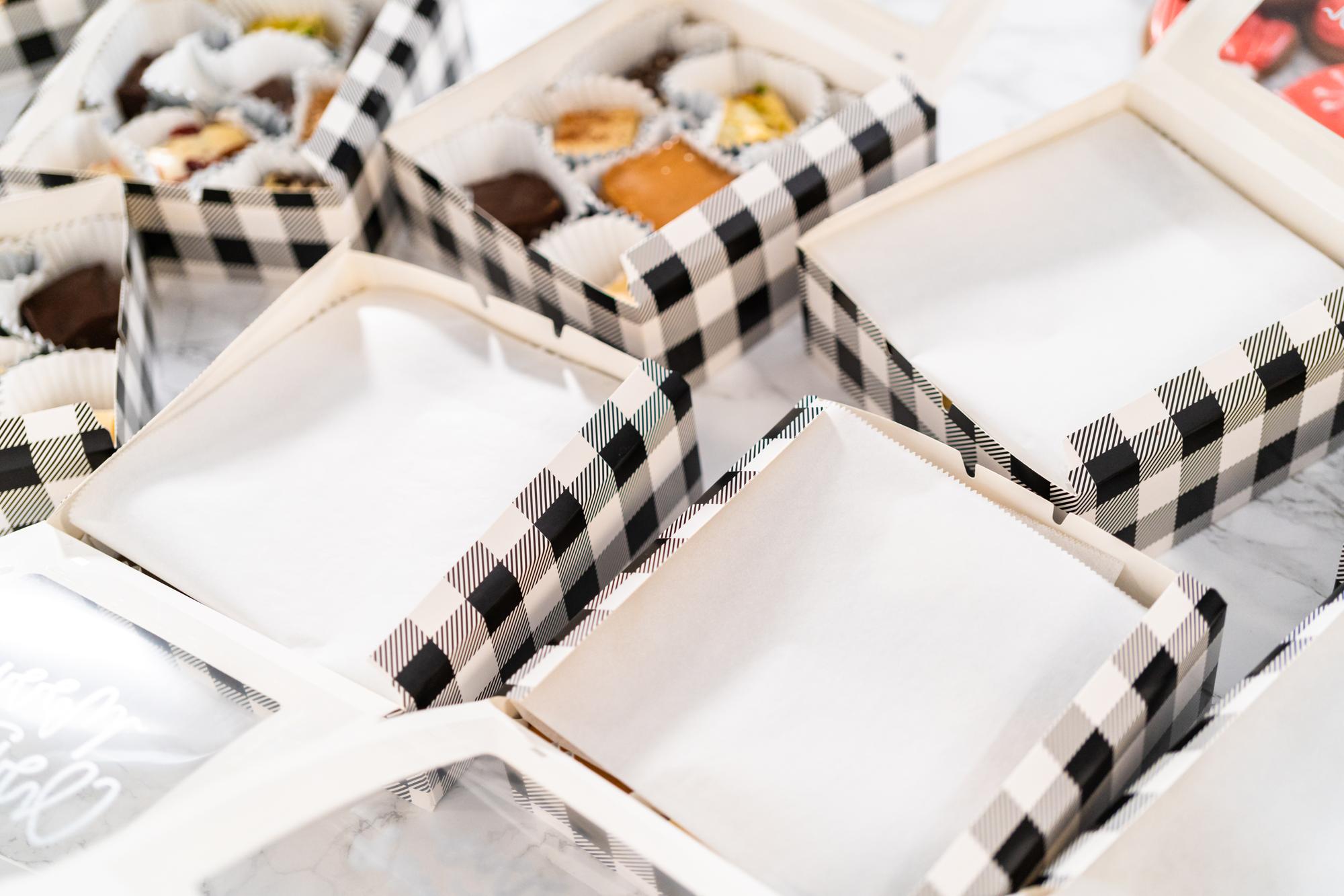 Przykładowe pakiety posiłków na ladzie kuchennej